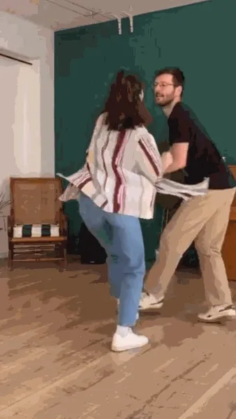 Exemple de mouvement, tu peux déposer ta video sur la plateforme qui va la décomposer en 8 images. (avec déposer ta vidéo lien vers /capture)